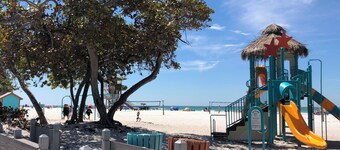 Charming 3 bd 2 ba villa in cool Bradenton. WiFi AC laundry lanai community pool