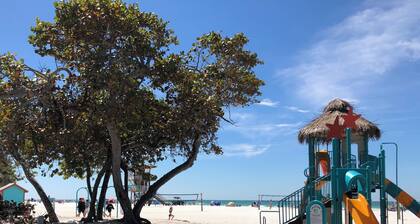 Charming 3 bd 2 ba villa in cool Bradenton. WiFi AC laundry lanai community pool