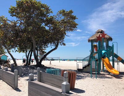 Charming 3 bd 2 ba villa in cool Bradenton. WiFi AC laundry lanai community pool