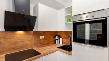 Fridge, oven, stovetop, dishwasher