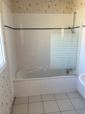 Een haardroger, toiletpapier