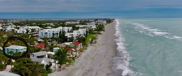 In Strandnähe, Liegestühle, Strandtücher