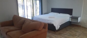 Proximity to Business Hubs – Ideal for Productivity and Relaxation!