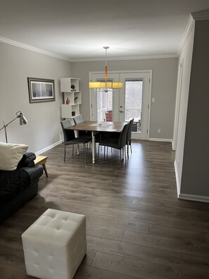 TV connectée, livres, chaîne hi-fi