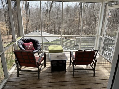 Country Charm City Convenience: Beautiful 3-Bedroom 2.5-Bath Home Forest Views