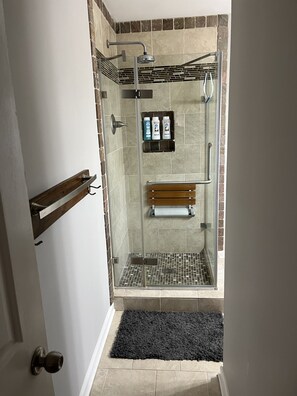 Dusche, Haartrockner, Handtücher, Seife