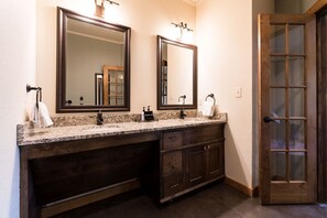 Ducha, secador de pelo, toallas