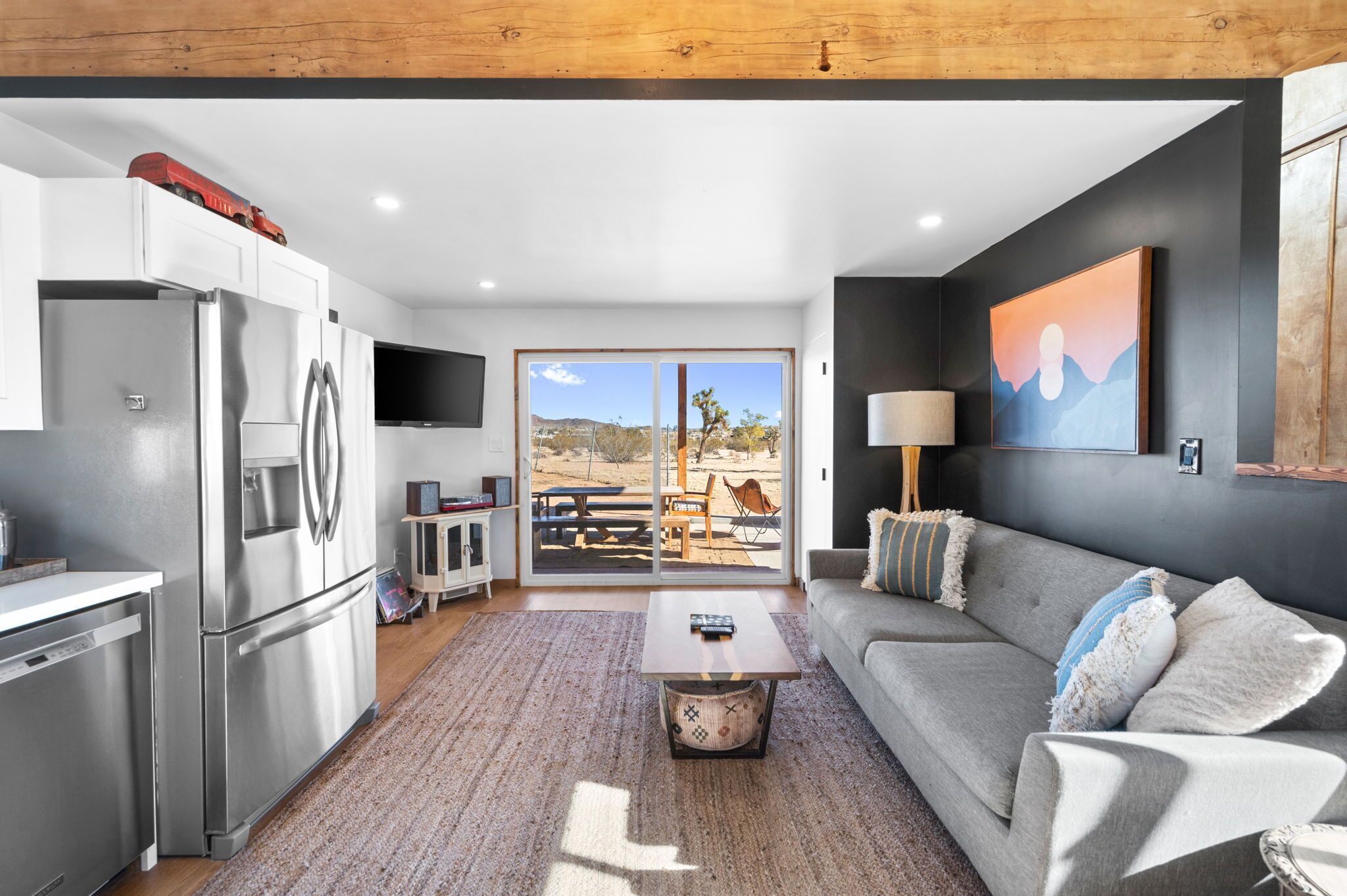 Smart TV, lareira, pebolim, livros