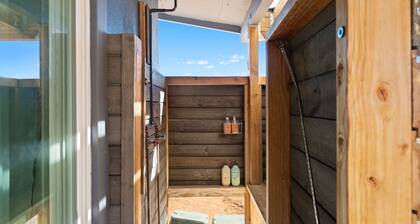 2 Homes, Hot Tub, Firepit, BBQ, Games
