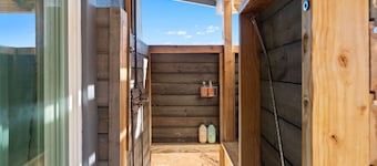 2 Homes, Hot Tub, Firepit, BBQ, Games