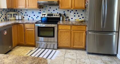 Comfortable Home Close to Saratoga, Ideal for Pets and Families