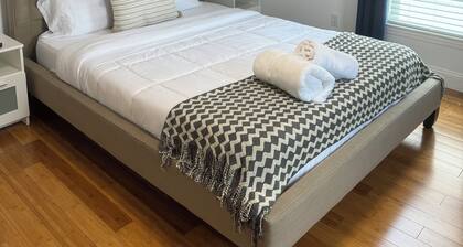 Charming Townhouse 12 minutes to Boston