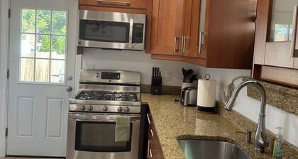 Charming Townhouse 12 minutes to Boston