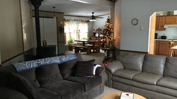 TV connectée, lecteur de DVD, livres, médiathèque