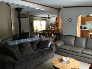 Smart TV, DVD player, livros, biblioteca musical