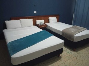 Espacio para trabajar con laptop, wifi gratis y ropa de cama