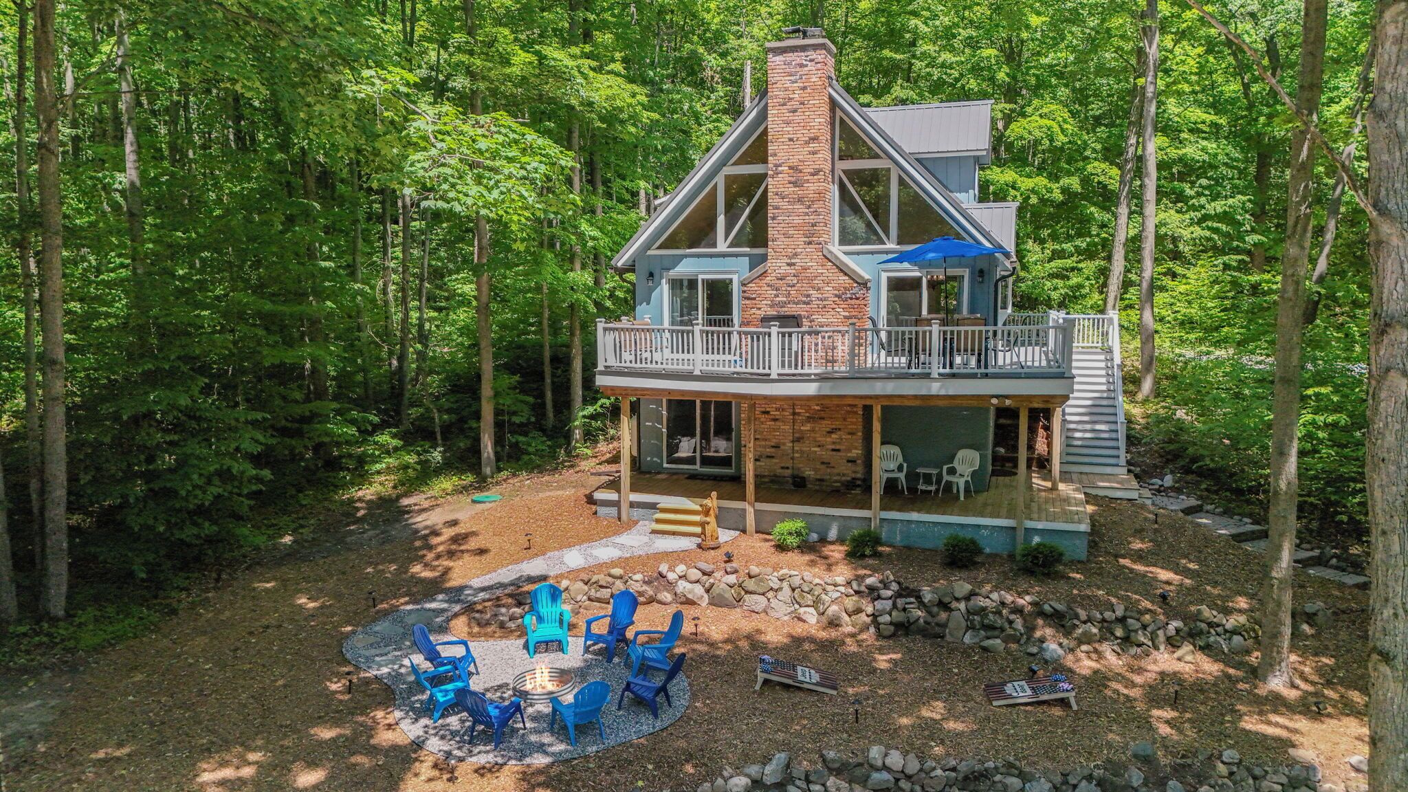 Hilltop Hideaway Chalet in Shanty Creek, 3 King Beds +Game Room+Firepit+Golf+Ski