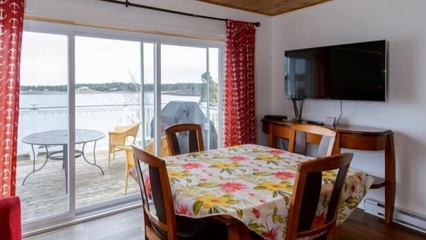 Luxury Suite, Sea View | Living area | 32-inch LCD TV with cable channels - CLIPPER SHIPP BEACH MOTEL (Pocologan)