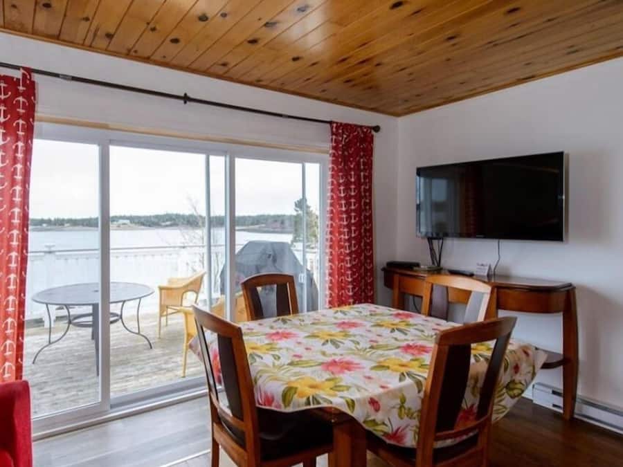 Luxury Suite, Sea View | Living area | 32-inch LCD TV with cable channels