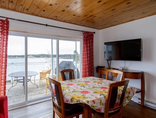 Luxury Suite, Sea View | Living area | 32-inch LCD TV with cable channels - CLIPPER SHIPP BEACH MOTEL (Pocologan)