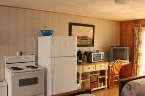 Luxury Studio | Living area | 32-inch LCD TV with cable channels - CLIPPER SHIPP BEACH MOTEL (Pocologan)