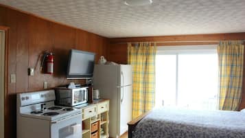Luxury-Studio | Wohnbereich | 32-Zoll-LCD-Fernseher mit Kabelempfang
