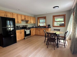 冷蔵庫、電子レンジ、オーブン、コンロ