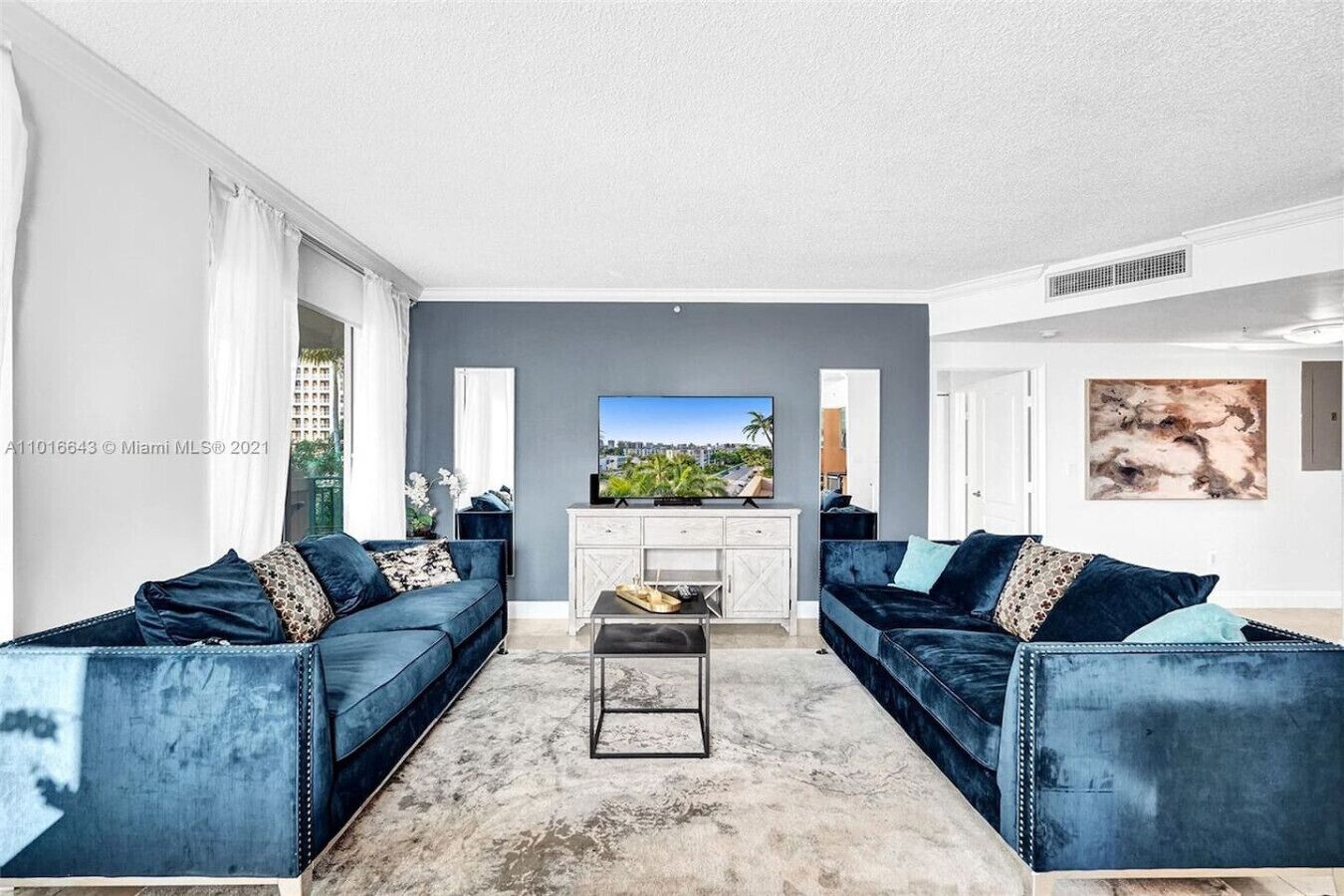 Tv och ett bordtennisbord