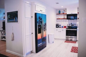 Geladeira, micro-ondas, fogão, cooktop