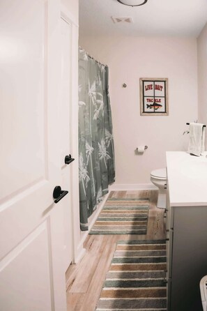 Dusj, hårføner og håndklær