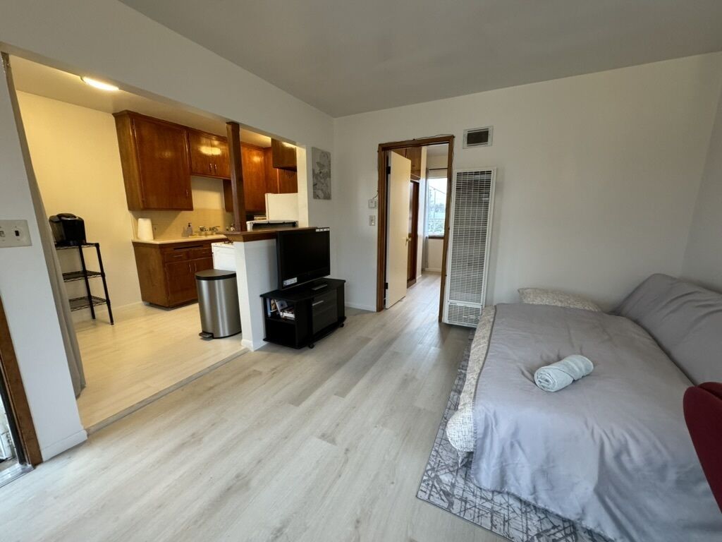 Cozy unit with convenient access to Downtown LA, & central to San Gabriel Valley