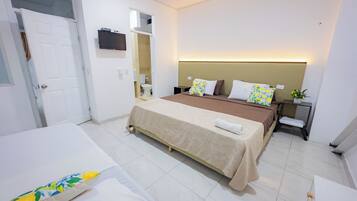 Tripla familiare, vista cortile | Copriletto in piuma, con stile personalizzato