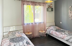 4 bedrooms, travel crib, free WiFi, bed sheets - Stunning home in Servian (Servian)