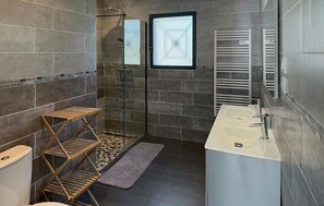 Shower - Stunning home in Servian (Servian)
