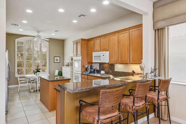 Private kitchen - Lrg Modern 2 bd 2 ba, on 16th hole
Pickle ball, golf, tennis in complex (Indio)