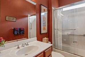 Secador de pelo, toallas, jabón y champú