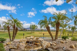Property grounds - Lrg Modern 2 bd 2 ba, on 16th hole
Pickle ball, golf, tennis in complex (Indio)