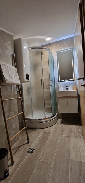 Shower, hair dryer, towels, soap - 70 meters to the ski-run! Two families sized apartment on two floors! (Republika Srpska)