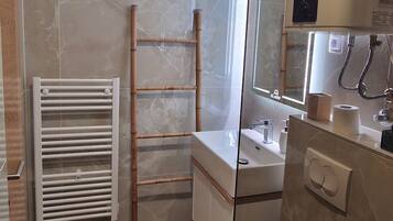 Dusche, Haartrockner, Handtücher, Seife