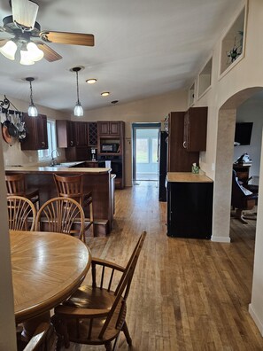 Jääkaappi, mikroaaltouuni, uuni, liesi