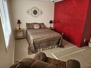 3 habitaciones, tabla de planchar con plancha y cuna de viaje 