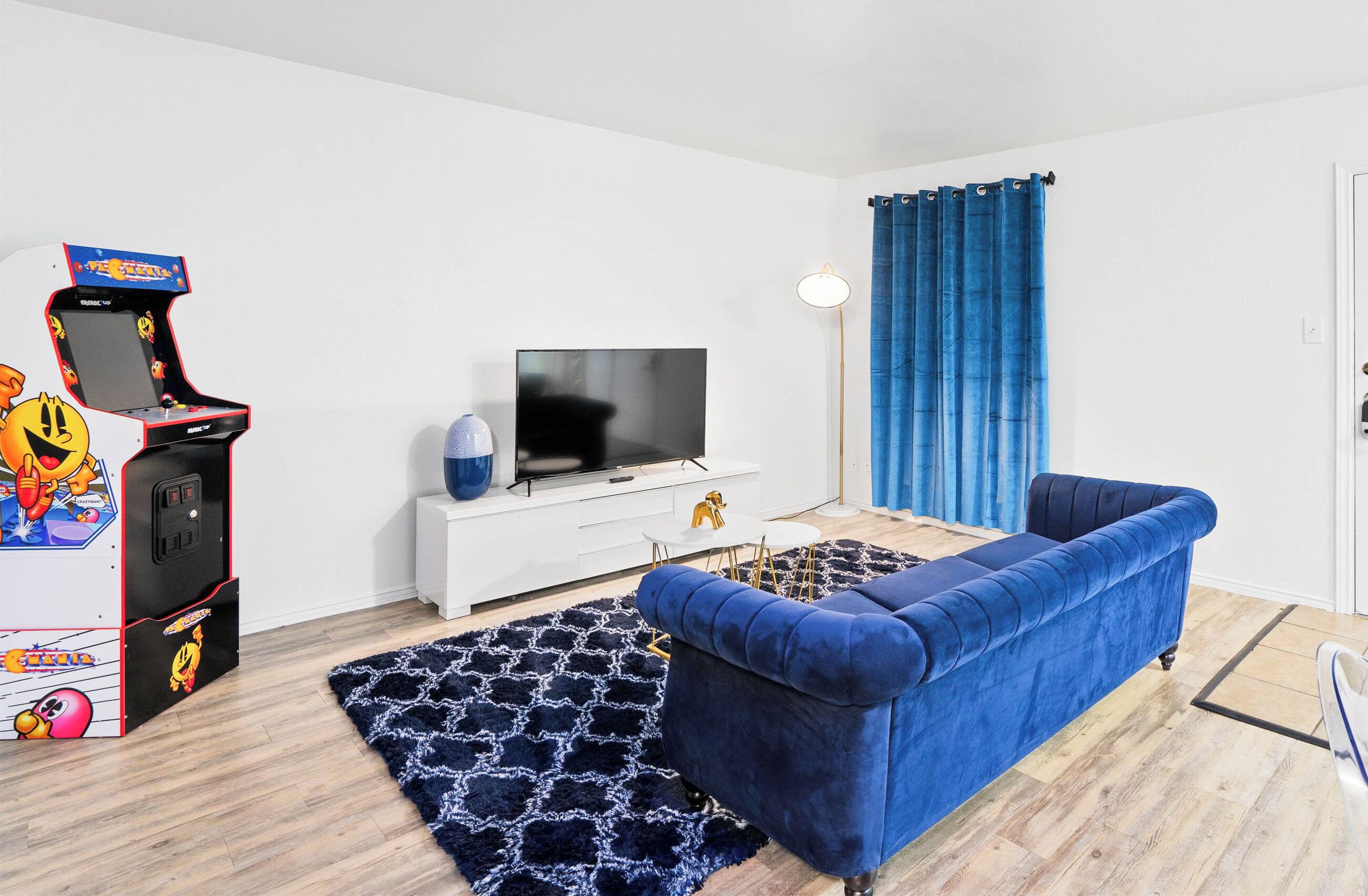 Chic 2BD Entertainer : Arcade / King Bed