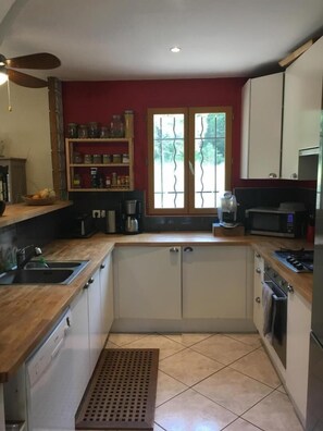 Mikrobølgeovn, ovn, opvaskemaskine, kaffe-/temaskine