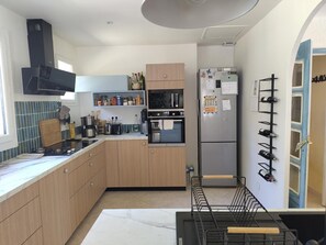 Microwave, oven, dishwasher, coffee/tea maker