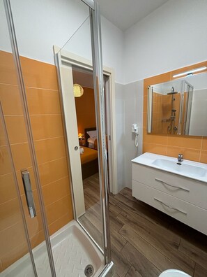 Habitació triple clàssica | Bany | Dutxa, articles de tocador gratuïts, assecador de cabells i bidet