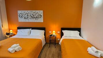 Kamar Triple Klasik | Selimut bulu angsa, meja kerja, dan setrika/meja setrika