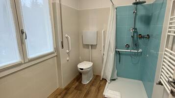 Kamar Double Comfort | Kamar mandi | Shower, perlengkapan mandi gratis, pengering rambut, dan kloset