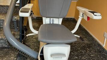 Kamar Double Comfort | Selimut bulu angsa, meja kerja, dan setrika/meja setrika