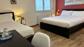 Kamar Triple Comfort | Selimut bulu angsa, meja kerja, dan setrika/meja setrika