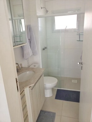 Handtücher, Seife, Shampoo, Toilettenpapier